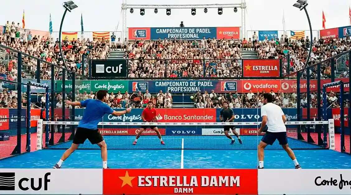 Pista central de un torneo profesional de pádel con patrocinadores visibles